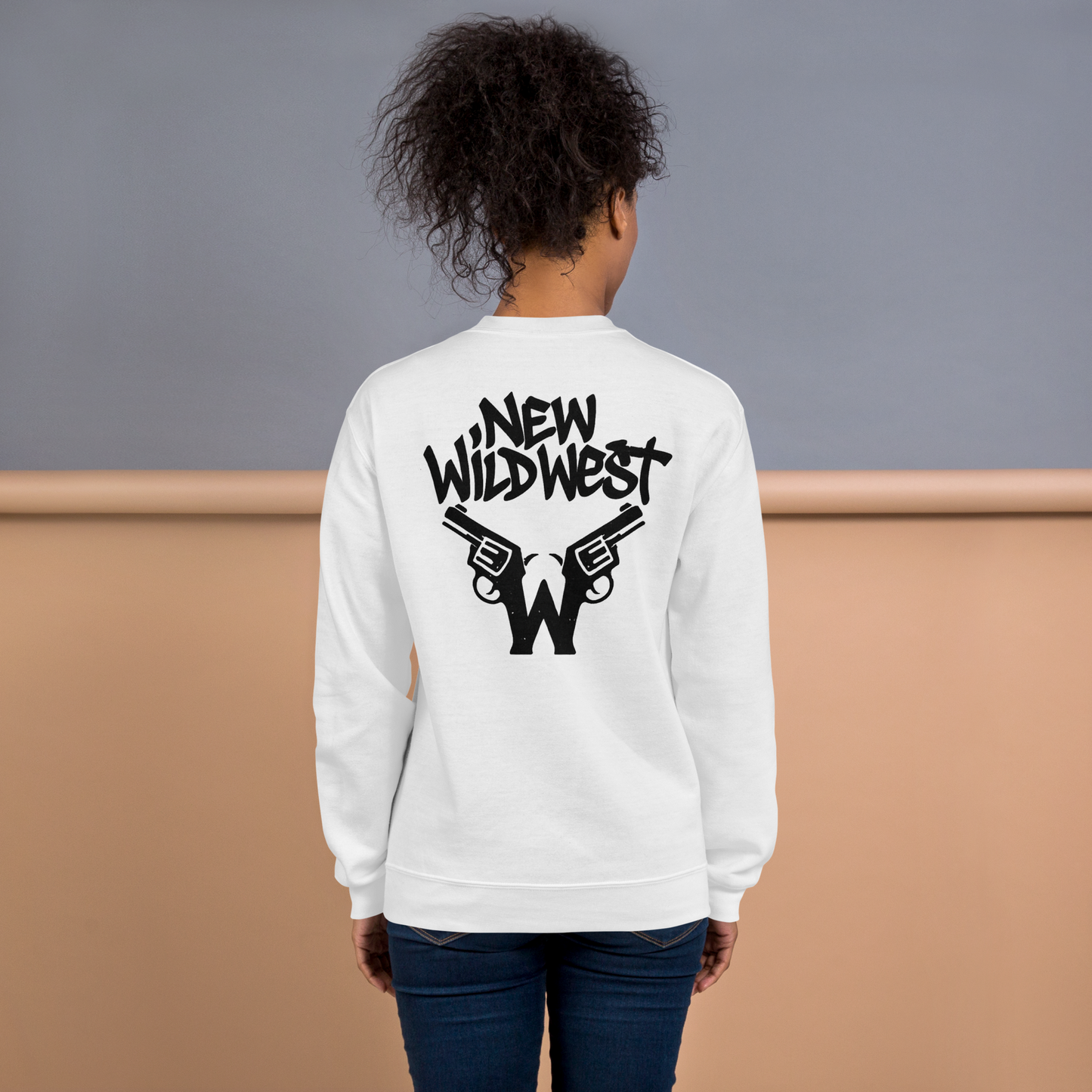 Biała bluza typu sweatshirt
